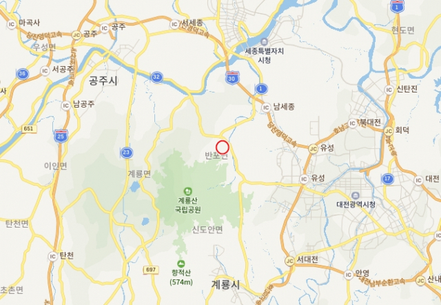 계룡산 국립공원 바로 북편 고청봉 위치. 공주시 남동쪽, 세종시 남쪽, 대전시 북서쪽, 계룡시 북쪽. 네이버 지도