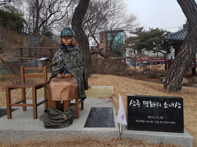 상주 왕산공원에 있는 평화의 소녀상이 안전모와 군복을 착용하고 있다. 고도현 기자