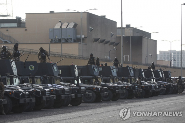 지난 1일(현지시간) 이라크 보안군이 친(親)이란 이라크 시아파 민병대의 공격을 받았던 바그다드 주재 미국 대사관 앞을 지키고 있다. 연합뉴스