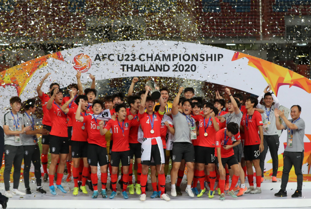 26일 오후(현지시간) 태국 방콕 라자망갈라 스타디움에서 열린 2020 아시아축구연맹(AFC) U-23 챔피언십 한국과 사우디아라비아의 결승전. 사우디를 꺾고 사상 첫 대회 우승에 성공한 김학범 감독과 선수들이 우승 트로피를 높이 들고 환호하고 있다. 연합뉴스