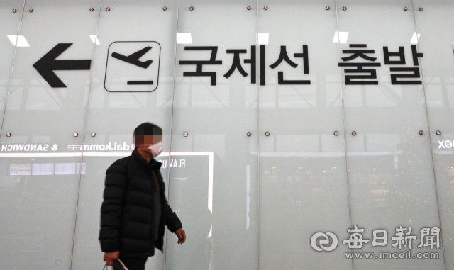 대구국제공항 대합실에서 마스크를 쓴 한 시민이 여객기 탑승을 기다리고 있다. 우태욱 기자 woo@imaeil.com