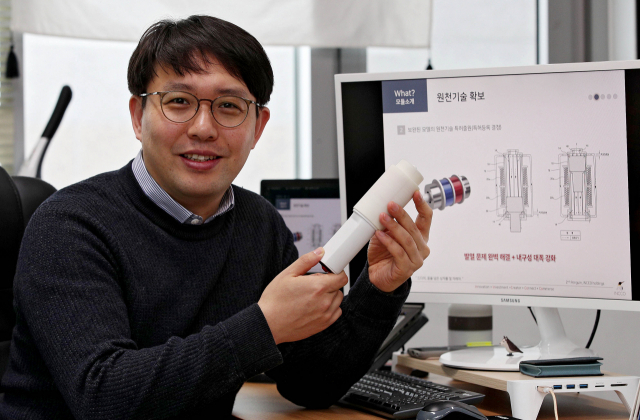 이도희 인코 대표가 전자석을 활용한 휴대용 안마기를 소개하고 있다. 김영진 기자 kyjmaeil@imaeil.com