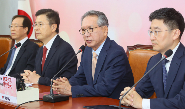 자유한국당 김형오 공천관리위원장이 23일 국회에서 열린 공천관리위원회 임명장 수여식을 마친 뒤 인사말하고 있다. 왼쪽부터 이석연, 황교안 대표, 김 위원장, 김세연. 연합뉴스