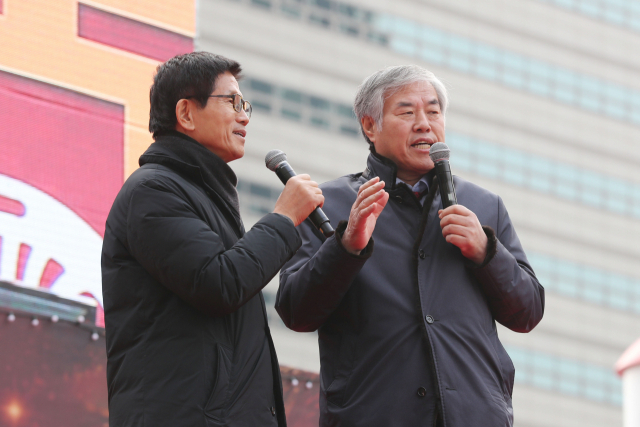 전광훈 한국기독교총연합회(한기총) 대표회장 목사(오른쪽)가 지난해 12월 서울 종로구 교보문고 앞에서 열린 