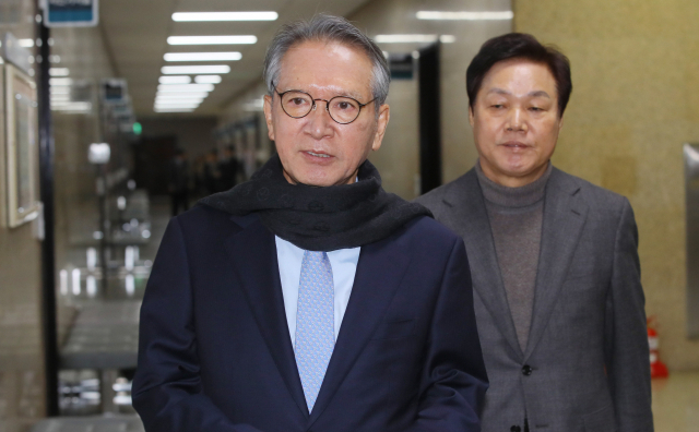 자유한국당 김형오 공천관리위원장이 27일 국회에서 열린 회의에 입장하고 있다. 연합뉴스
