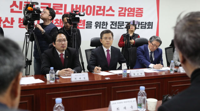 자유한국당 황교안 대표(가운데)가 27일 오후 서울 여의도 국회 의원회관에서 열린 
