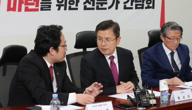 자유한국당 황교안 대표(가운데)가 27일 오후 서울 여의도 국회 의원회관에서 열린 