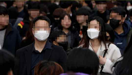 설 연휴 사흘째이자 국내에서 세 번째 우한 폐렴 확진 환자가 발생한 26일 오후 대구 동성로에서 마스크를 쓴 시민들이 길을 걷고 있다. 김영진 기자 kyjmaeil@imaeil.com