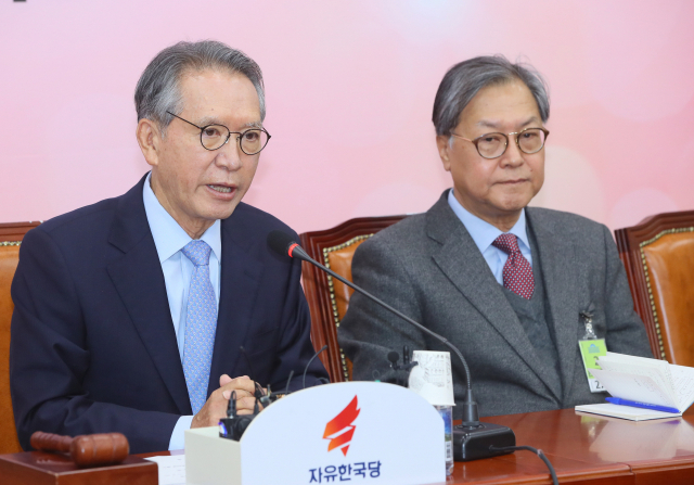 자유한국당 김형오 공천관리위원장이 27일 국회에서 열린 회의에서 발언하고 있다. 연합뉴스