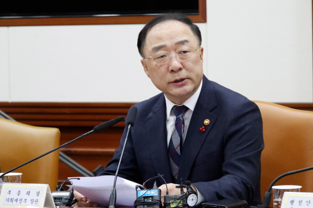 우한 폐렴이 경제에 미치는 영향을 점검하기 위해 28일 오전 정부서울청사에서 열린 긴급경제장관회의에서 홍남기 부총리 겸 기획재정부 장관이 발언하고 있다. 연합뉴스
