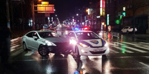 앞을 가로막은 순찰차를 들이받은 그랜저. 연합뉴스