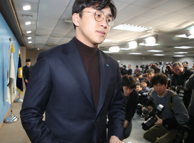 미투 의혹이 제기된 더불어민주당 2번째 영입인재인 원종건씨가 지난달 28일 서울 여의도 국회 정론관에서영입인재 자격을 자진 반납하겠다고 밝힌 뒤 회견장을 나서고 있다. 연합뉴스
