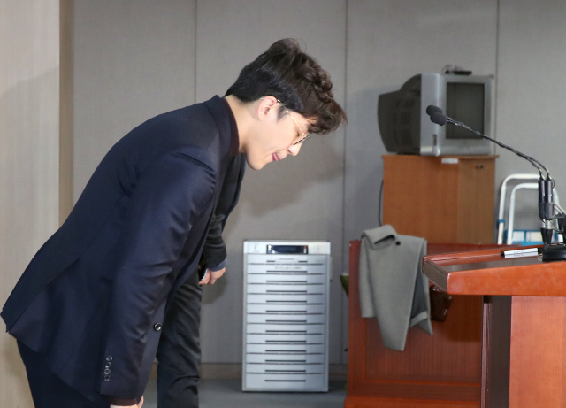 미투 논란 의혹이 제기된 더불어민주당 2번째 영입인재인 원종건씨가 28일 서울 여의도 국회 정론관에서영입인재 자격을 자진 반납하겠다고 밝힌 뒤 고개 숙여 인사하고 있다. 연합뉴스