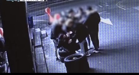 A군(사진 앞 왼쪽)이 B군 등으로부터 집단폭행을 당하고 있는 CCTV 화면 캡쳐.