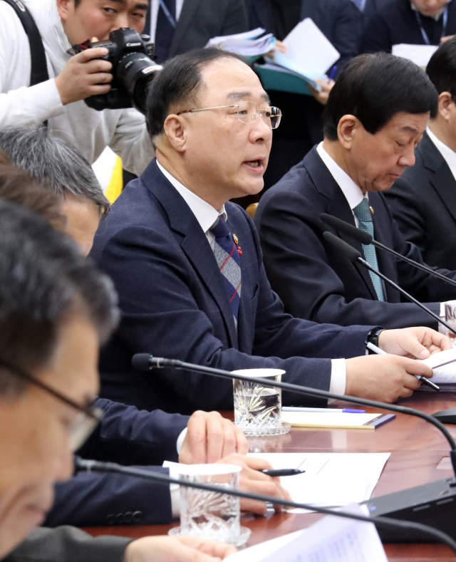 지난 1월 정부서울청사에서 열린 긴급경제장관회의에서 홍남기 부총리 겸 기획재정부 장관이 발언하고 있다. 연합뉴스