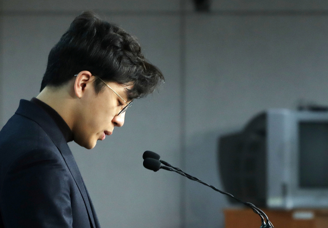 미투 논란이 제기된 더불어민주당 2번째 영입인재인 원종건씨가 28일 서울 여의도 국회 정론관에서 열린 기자회견에서 영입인재 자격을 자진 반납하겠다고 밝히고 있다. 연합뉴스
