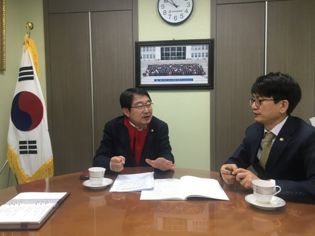 백승주 국회 국방위원회 자유한국당 간사(구미갑)가 28일 오전 서울 여의도 국회의원회관 사무실에서 박재민 국방부 차관(오른쪽)으로부터 대구 군 공항 이전 상황에 대한 현황보고를 받고 있다. 백승주 의원실 제공.