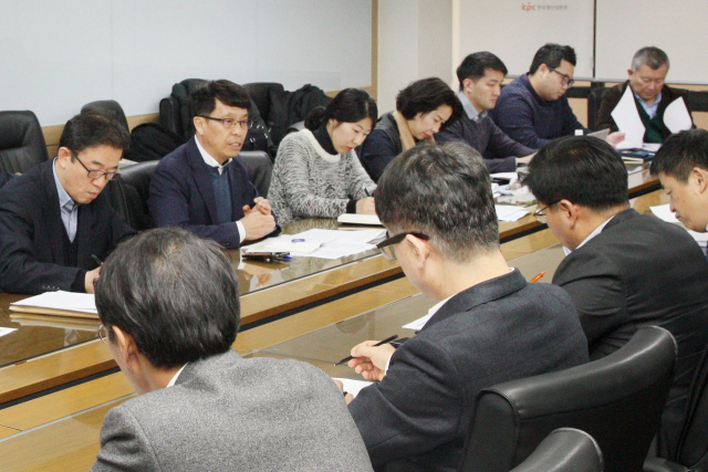 황수성 산업통상자원부 산업정책관이 28일 서울 생산성본부 회의실에서 열린 
