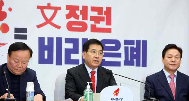 자유한국당 심재철 원내대표가 28일 국회에서 열린 원내대책회의에서 발언하고 있다. 연합뉴스