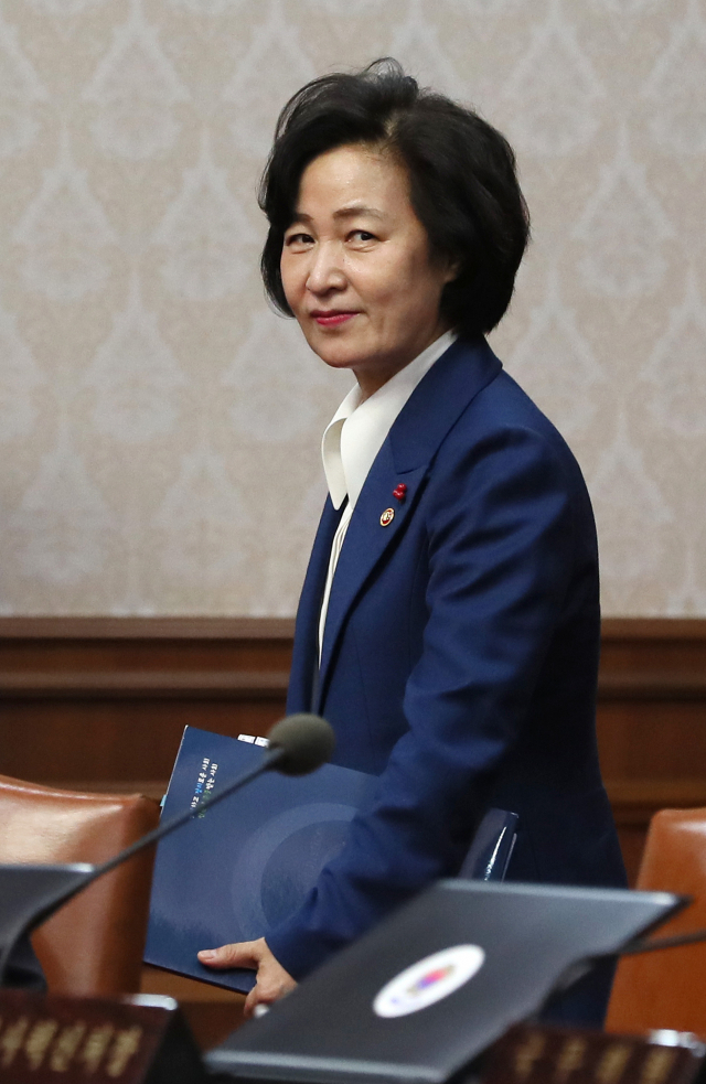 추미애 법무부 장관이 28일 오전 정부서울청사에서 열린 국무회의에 참석하기 위해 회의실로 입장하고 있다. 이날 회의에서는 검경수사권 조정 법안인 