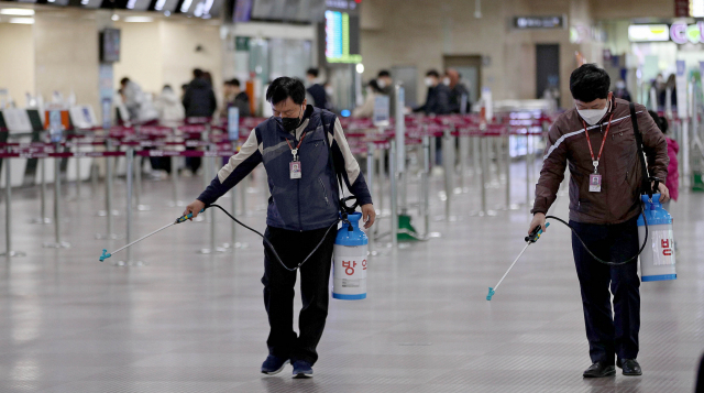 신종코로나바이러스 감염증 여파로 대구국제공항 입국장이 한산한 가운데 공항 관계자들이 방역작업을 하고 있다. 김영진 기자 kyjmaeil@imaeil.com