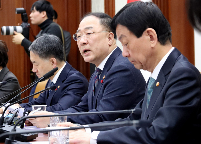 우한 폐렴이 경제에 미치는 영향을 점검하기 위해 28일 오전 정부서울청사에서 열린 긴급경제장관회의에서 홍남기 부총리 겸 기획재정부 장관이 발언하고 있다. 연합뉴스