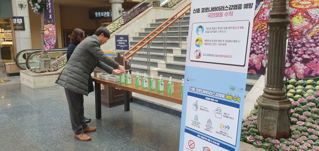 이월드는 28일 놀이공원 정문 출입구에 손소독제를 비치하고 무료로 마스크를 나눠주는 등 우한 폐렴 예방에 나섰다. 이월드 제공.