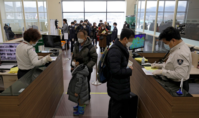 대구국제공항 국제선 입국장에서 검역관이 상하이발 비행기 탑승객을 대상으로 발열검사를 하고 있다. 대구공항에는 현재 상하이행 항공편을 제외한 모든 중국 노선이 운휴 상태다. 매일신문DB