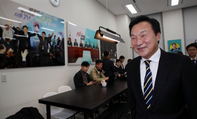 안철수 전 대표의 비상대책위 체제 전환 요구에 거부 의사를 밝힌 바른미래당 손학규 대표가 28일 국회에서 기자회견을 마친 뒤 자리를 나서고 있다. 뒤로 안 전 대표와 손을 맞잡은 사진이 걸려 있다. 연합뉴스