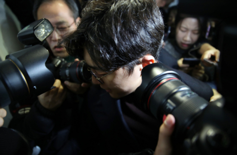 미투 논란 의혹이 제기된 더불어민주당 2번째 영입인재인 원종건 씨가 28일 서울 여의도 국회 정론관에서 입장을 밝힌 후 이동하고 있다. 연합뉴스
