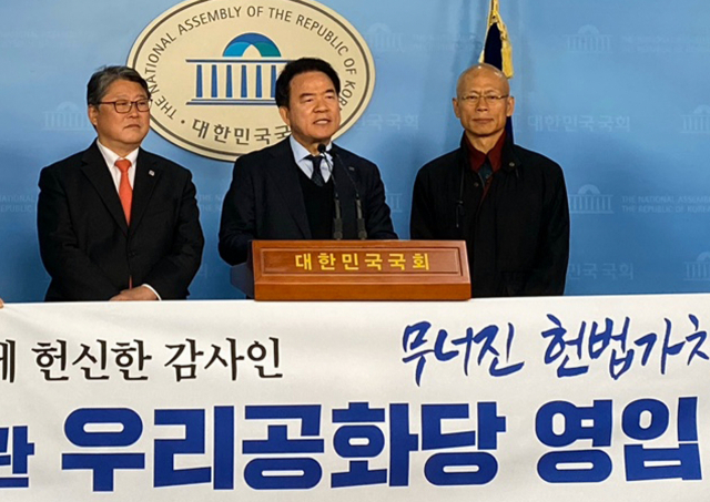 우리공화당 다섯번째 영입인재인 홍순범 전 한국산업기술시험원(KTL) 전문위원이 28일 서울 여의도 국회 정론관에서 열린 영입기자회견에서 인사말을 하고 있다. 연합뉴스