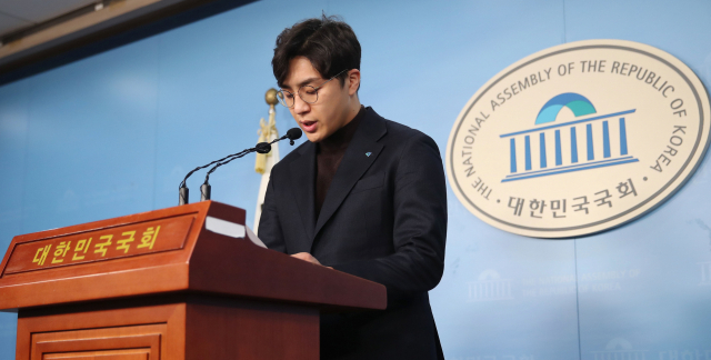 미투 논란 의혹이 제기된 더불어민주당 2번째 영입인재인 원종건 씨가 28일 서울 여의도 국회 정론관에서 입장을 밝히고 있다. 연합뉴스