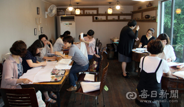 대구경북 최초의 평생학습도시인 안동이 다양한 평생학습 프로그램 운영으로 퇴계 선생의 가르침과 배움의 열정을 이어가고 있다. 5인 이상의 시민들이 원하는 장소와 원하는 강좌를 개설하는