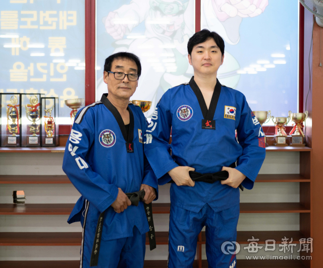 백호체육관 백승두(왼쪽) 관장과 그의 아들 정훈(오른쪽) 관장. 윤영민 기자
