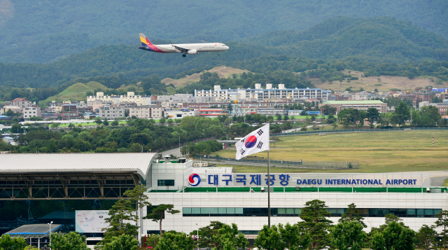 한 항공기가 대구국제공항 상공을 날고 있다. 매일신문DB