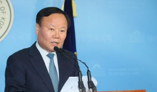 자유한국당 김재원 정책위의장이 29일 국회 정론관에서 국민과 함께하는 2020 희망공약 개발단의 검찰개혁공약을 발표하고 있다.(출처: 연합뉴스)