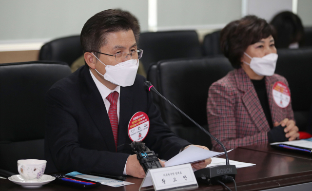 29일 경기도 과천 서울특별시 보건환경연구원에서 신종 코로나바이러스 대책 TF 현장을 방문한 자유한국당 황교안 대표가 마스크를 착용한 채 인사말 하고 있다. 연합뉴스
