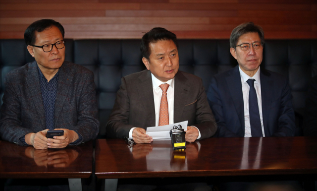 29일 오전 서울 영등포구 여의도의 한 호텔에서 김영환 전 의원(가운데)이 박형준 혁신통합추진위원회 위원장 등과 만나 발언하고 있다. 왼쪽부터 문병호 전 바른미래당 최고위원, 김 전 의원, 박형준 혁신통합추진위원회 위원장. 연합뉴스