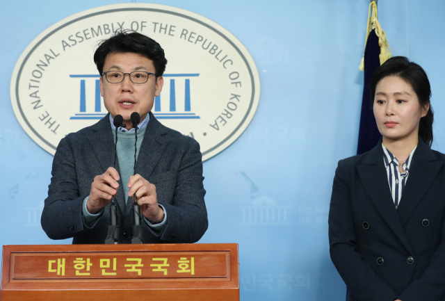 더불어민주당 진성준 공직선거후보자 검증위원회 간사가 28일 오후 서울 여의도 국회 정론관에서 이낙연 전 국무총리와 황운하 전 울산지방경찰청장의 자격심사는 적격판정, 김의겸 전 청와대 대변인과 송병기 전 울산 부시장은 계속 심사하기로 결정했다고 밝히고 있다. 오른쪽은 민주당 이경 상근 부대변인. 연합뉴스