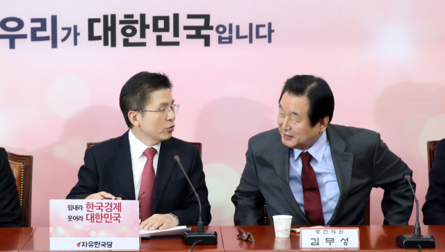 자유한국당 황교안 대표와 김무성 의원이 29일 오전 서울 여의도 국회에서 열린 당대표 및 최고위원·중진의원 연석회의에서 대화를 나누고 있다. 연합뉴스