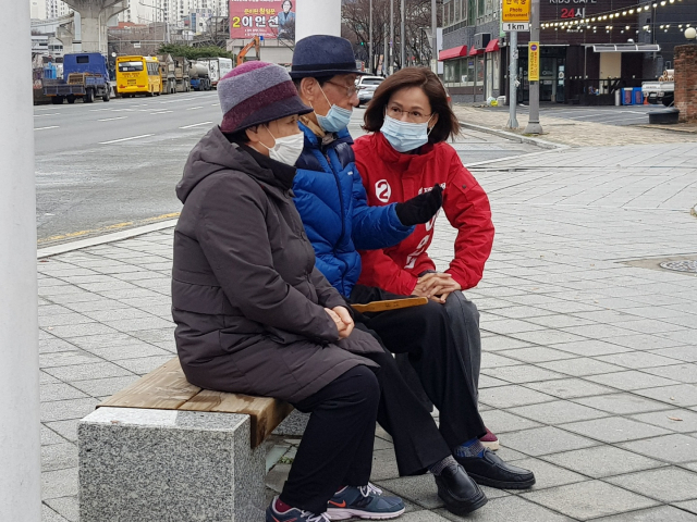 이인선 자유한국당 예비후보(대구 수성을)가 28일 마스크를 착용한 채 지역주민과 이야기를 나누고 있다. 이인선 예비후보 사무실 제공