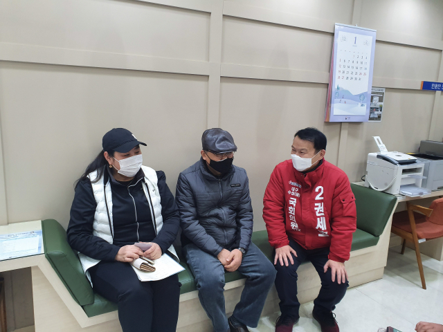 권세호 자유한국당 예비후보(대구 수성을) 29일 마스크를 착용한 채 지역주민과 이야기를 나누고 있다. 권세호 예비후보 사무실 제공