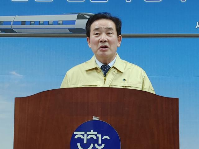 송기섭 충북 진천군수가 29일 진천군청에서 기자회견을 열어 정부가 우한 교민을 국가공무원 개발연구원에 격리 수용하기로 한 데 대해 유감을 표명하며 재검토해달라고 요청하고 있다. 연합뉴스