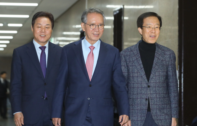 자유한국당 김형오 공천관리위원장(가운데), 박완수 사무총장(왼쪽), 이석연 위원 등이 29일 국회에서 열린 공천관리위원회 회의에 입장하고 있다. 연합뉴스