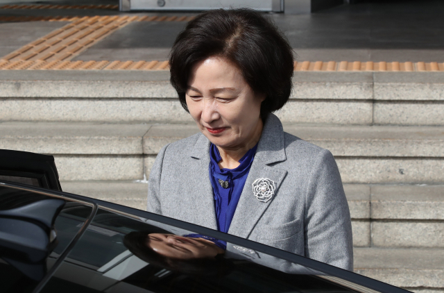 추미애 법무부 장관이 29일 점심식사를 위해 김오수 차관과 함께 정부과천청사를 나서며 차에 타고 있다. 연합뉴스