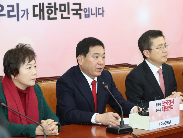 자유한국당 심재철 원내대표가 30일 오전 서울 여의도 국회에서 열린 최고위원회의에서 발언하고 있다. 연합뉴스