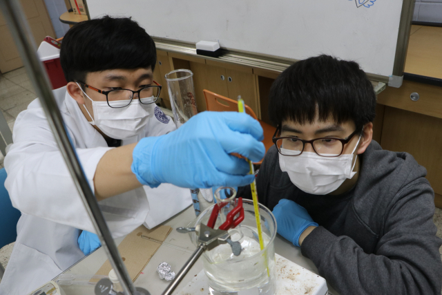 경산과학고 학생들의 과학탐구 실험 모습. 경산과학고는 창의과학탐구 프로그램을 다양하게 운영 중이다. 경산과학고 제공