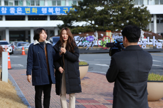 구미시 여행 리포터즈들이 구미관광명소에 대해 동영상을 촬영하고 있다. 구미시 제공