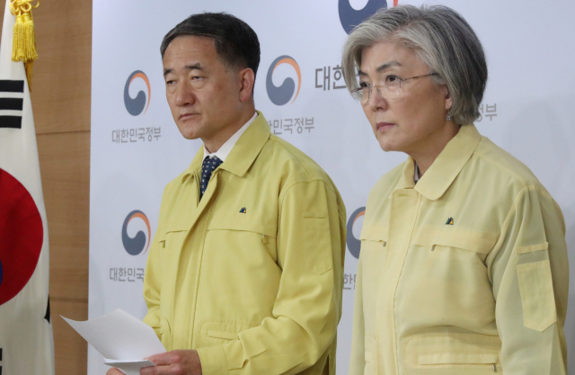 강경화 외교부 장관(오른쪽)과 박능후 보건복지부 장관이 30일 정부서울청사에서 열린 신종 코로나바이러스 감염증 대책 관련 브리핑에서 우한 교민 지원, 임시생활시설 운영 계획 발표 브리핑에 참석해 있다. 연합뉴스
