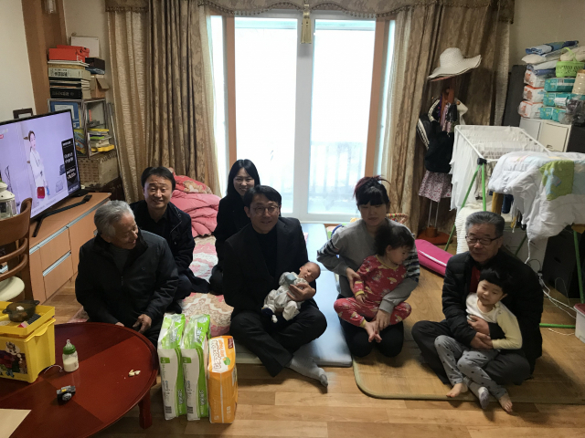유태정 가북면장과 이주영 이장자율협의회 부회장 등이 강순기·김다영 부부 가정을 방문해 격려품을 전달했다. 가북면 제공